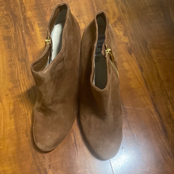 MICHAEL Michael Kors Shoes - NEW MICHAEL MICHAEL KORS SUEDE HEEL BOOTIE